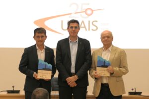 El president del CAT entrega al rector de la URV i al director d'URAIS un obsequi pel 25è aniversari de la unitat.