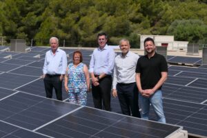 El parc fotovoltaic dona cobertura a les necessitats de l'equipament.