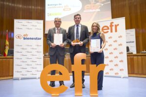 El president i els responsables de Persones del CAT recullen els reconeixements 'efr'.